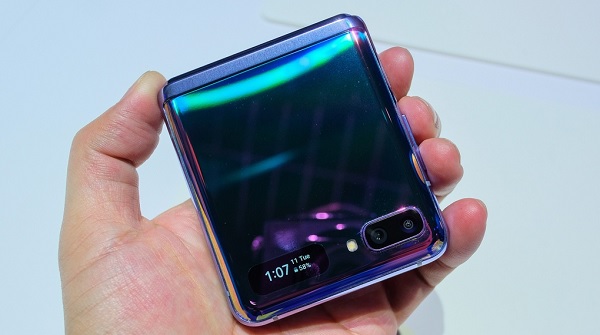 Ở mặt trước cũng có màn hình hiển thị