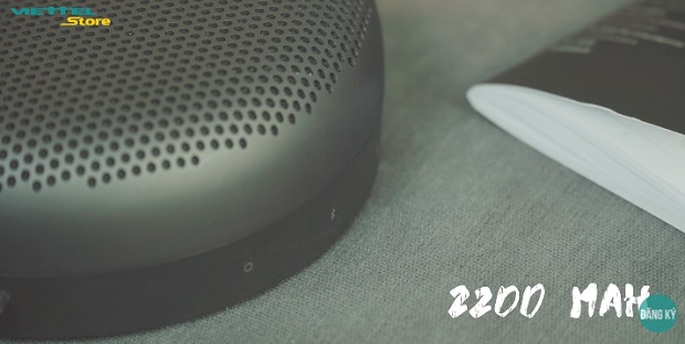 Ở một cạnh còn lại, chúng ta có các nút kết nối bluetooth, nút Connect và loa thoại được bố trí và tất nhiên, mọi thứ cũng được đặt ẩn xuống bên dưới lớp cao su