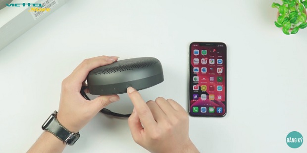 Cạnh bên phải chúng ta có các nút tắt mở nguồn và tăng giảm âm lượng. Đi kèm là một đèn led nhỏ xíu báo trạng thái hoạt động của loa. Tất cả các nút bấm đều được đặt ẩn bên dưới loa chứ không hề lồi lên, cho cảm giác khá liền lạc và đẹp mắt