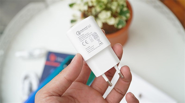 Sạc nhanh 18W, công nghệ QuickCharge 3.0