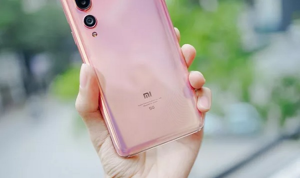 Logo Mi quen thuộc cùng dòng chữ 5G ở dưới