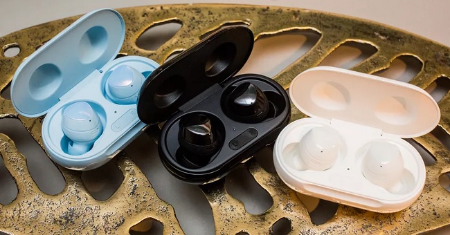Galaxy Buds+ ba phiên bản màu Đen, Xanh và Trắng được trình diện đồng thời tại sự kiện Samsung Unpaked 2020