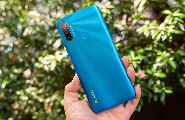 Mặt lưng Realme C3 được làm bằng nhựa và có khả năng chống bám vân tay tốt