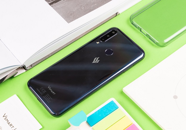 Vsmart Joy 3 có mặt lưng bóng bẩy cùng hiệu ứng gradient đổi màu theo góc nhìn nhưng lại dễ bám vân tay