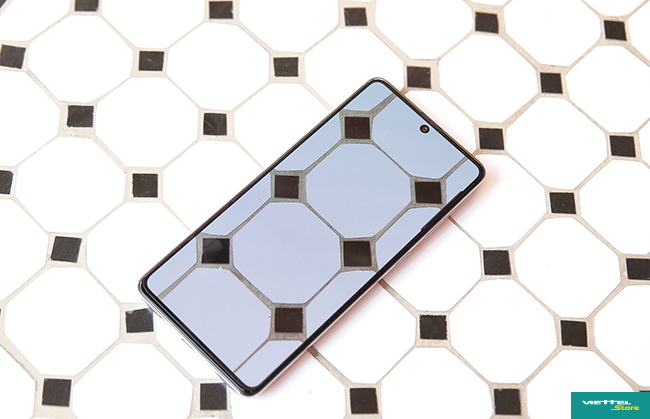 Nhờ các cạnh viền bezel đạt mức siêu mỏng, Galaxy A71 sở hữu màn hình có kích thước lớn nhưng kiểu dáng bên ngoài vẫn đảm bảo thon gọn
