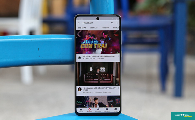 Ngoài việc thưởng thức phim bom tấn bằng ứng dụng Netflix, mình còn thường xuyên xem MV trên YouTube, đặc biệt những video hỗ trợ HDR sẽ tái hiện lại màu sắc thêm rực rỡ và nội dung sống động hơn