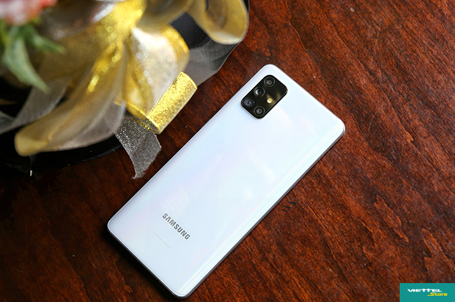 Galaxy A71 có 4 camera sau với đủ loại ống kính sẽ cho phép mình chụp được nhiều thể loại ảnh hơn, đặc biệt chụp cận cảnh côn trùng thật đơn giản