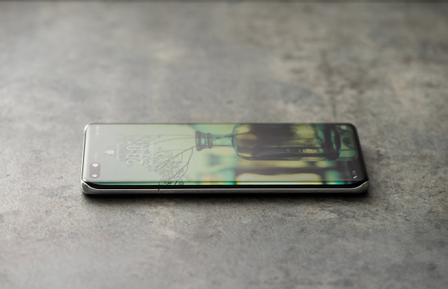 Huawei P40 Pro được trang bị màn hình AMOLED 6.5 inch với tần số quét 120Hz cà có thể thay đổi xuống 90Hz. Tình năng này sẽ giúp người dùng tiết kiệm pin hơn trong quá trình sử dụng. Ngoài ra, P40 Pro còn được tích hợp viên pin 4.200 mAh và đi kèm củ sạc SuperCharge