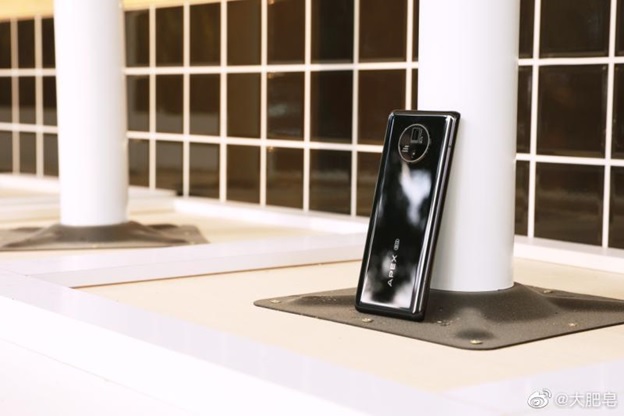 Vivo APEX 2020 được thừa hưởng ngôn ngữ thiết kế của phiên bản tiền nhiệm