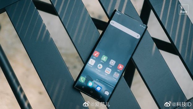 Vivo APEX 2020 sở hữu màn hình không khiếm khuyết với hai cạnh cong tràn hẳn ra hai bên và công nghệ camera selfie ẩn