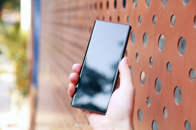 Vivo APEX 2020 là một chiếc điện thoại “không lỗ” khi không có bất cứ cổng kết nối hay phím vật lí nào