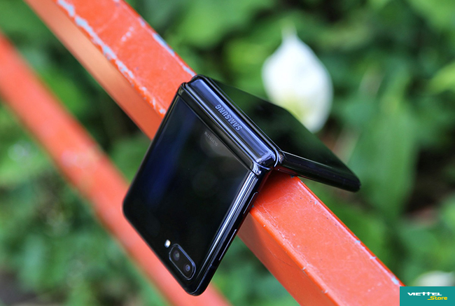 Galaxy Z Flip có thiết kế màn hình gập tạo bước đột phá mới nhất trong công nghệ và sự đẳng cấp so với các mẫu smartphone khác hiện nay