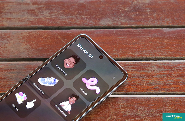 Galaxy Z Flip trang bị camera selfie 10MP, hỗ trợ chế độ chụp HDR, tích hợp các tiện ích làm đẹp khuôn mặt với nhiều cấp bậc tùy chỉnh thật đa dạng, giúp ảnh rõ nét và đẹp tự nhiên hơn