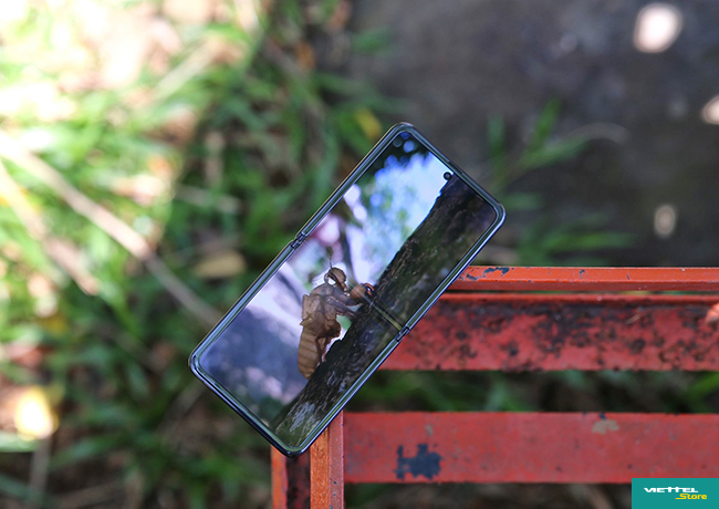 Khi màn hình mở (lật) ra, Galaxy Z Flip sẽ phát huy thế mạnh của một siêu phẩm công nghệ khi cho không gian hiển thị nội dung rộng lớn, đáp ứng rất tốt đối với mọi tác vụ hiện nay
