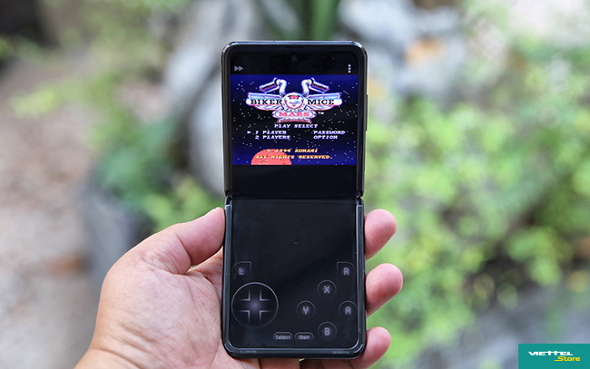 Galaxy Z Flip cho phép gấp màn hình ở nhiều kiểu góc khác nhau giống như máy tính xách tay nhằm để tối ưu cho từng mục đích sử dụng, chẳng hạn chụp ảnh selfie hoặc chơi game SNES (Super Nintendo Entertainment System) để ôn lại “tuổi thơ”