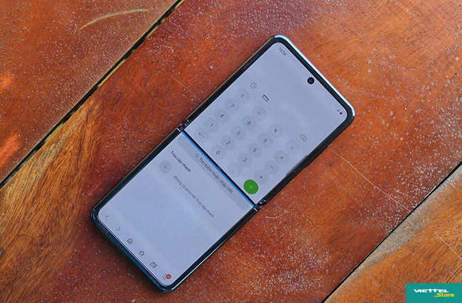 Không chỉ đáp ứng rất tốt nhu cầu giải trí, Galaxy Z Flip còn phục vụ công việc đa nhiệm bằng cơ chế chia đôi cửa sổ ứng dụng bởi màn hình lớn với tỷ lệ lên đến 22:9