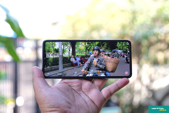 Nhờ màn hình tỷ lệ 22:9 hỗ trợ công nghệ HDR10+ cùng thời lượng pin dài, Galaxy Z Flip phù hợp cho những người dùng yêu thích xem ca nhạc trên YouTube và thưởng thức phim ảnh tại Netflix