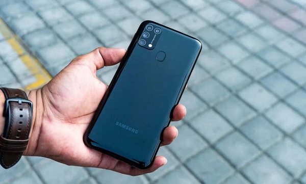 Thiết kế của Galaxy M31 không thay đổi quá nhiều so với tiền nhiệm, mặt lưng được làm từ nhựa và chất lượng hoàn thiện khá tốt