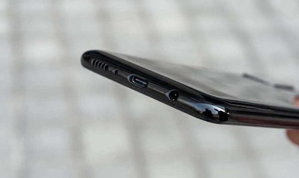 Trên tay Galaxy M31, cạnh dưới máy chứa jack cắm tai nghe, cổng USB-C và loa đơn