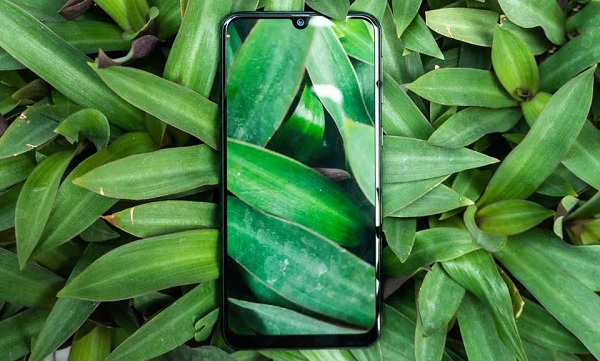 Ở mặt trước là màn hình 6,4 inch tấm nền Super AMOLED và độ phân giải Full HD +, thiết kế giọt nước