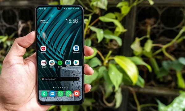 Ở bên trong, Samsung Galaxy M31 sử dụng chip xử lý Exynos 9611 dựa trên quy trình sản xuất 10nm kết hợp với 8GB RAM. Đáng chú ý nhất là viên pin 6000mAh cực lớn, có thể sử dụng tới 2 – 3 ngày, hỗ trợ sạc nhanh 10W