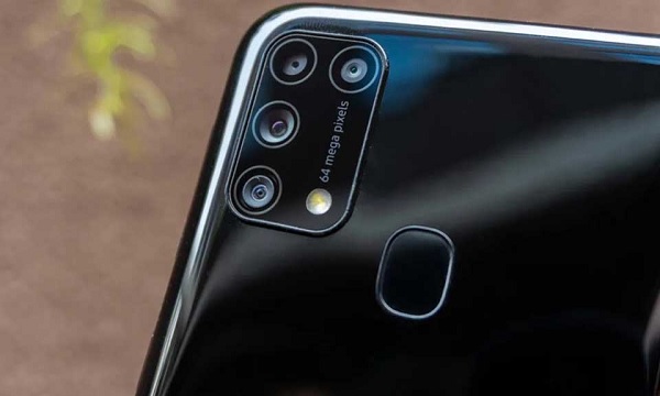 Với cụm camera mới, hình ảnh được chụp có chất lượng tốt hơn, ảnh chi tiết hơn, bên cạnh máy ảnh là cụm cảm biến vân tay