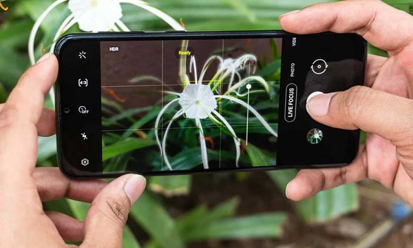 Điện thoại có thể quay video 4K @30fps, thậm chí ở cả camera selfie 32MP phía trước