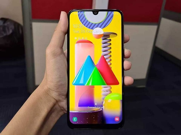 Máy được cài đặt sẵn One UI 2.0 dựa trên Android 10 với nhiều tính năng mới không kém gì các flagship của Samsung, tập trung nâng cap trải nghiệm người dùng