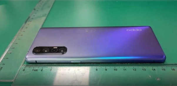 Cụm 4 camera xếp thẳng hàng, đi kèm đèn flash