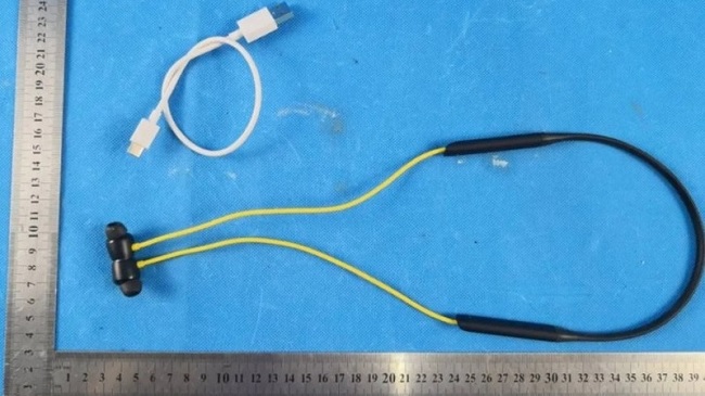 Hình ảnh thực tế chiếc tai nghe đeo cổ Buds Wireless Pro