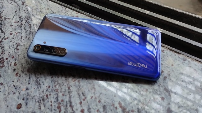 Realme 6 còn sở hữu viên pin dung lượng lớn cùng sạc nhanh 30W