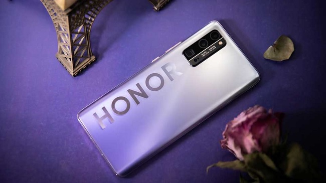 Mức giá bán khởi điểm là 4.999 nhân dân tệ cho phiên bản thấp nhất
