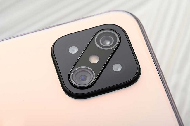 Cụm 4 camera sau với camera chính có độ phân giải lên tới 48MP và camera selfie kép