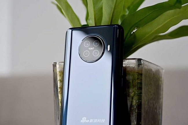 Hệ thống camera sau tương tự với người tiền nhiệm. Camera chính vẫn được giữ nguyên cảm biến Sony IMX586 48MP, camera góc rộng 8MP và chỉ thay đổi cảm biến tele thành 2 cảm biến chân dung. Ngoài ra, mặt trước đi kèm với cảm biến 16MP hỗ trợ chụp ảnh selfie