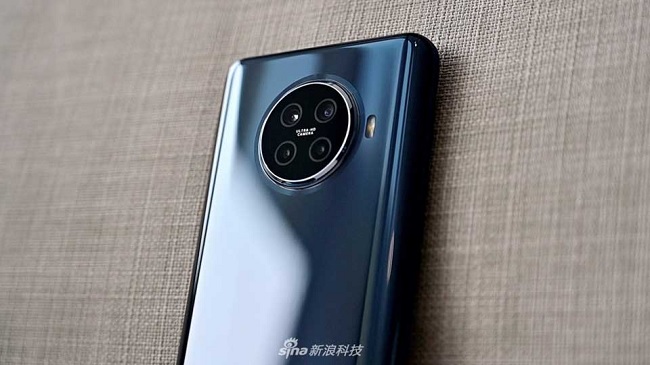 Cụm camera sau hình tròn nổi bật trên mặt lưng