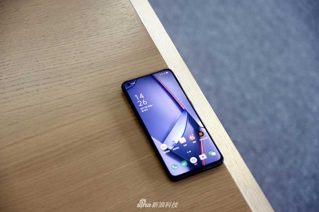 OPPO Ace2 sở hữu màn hình đục lỗ
