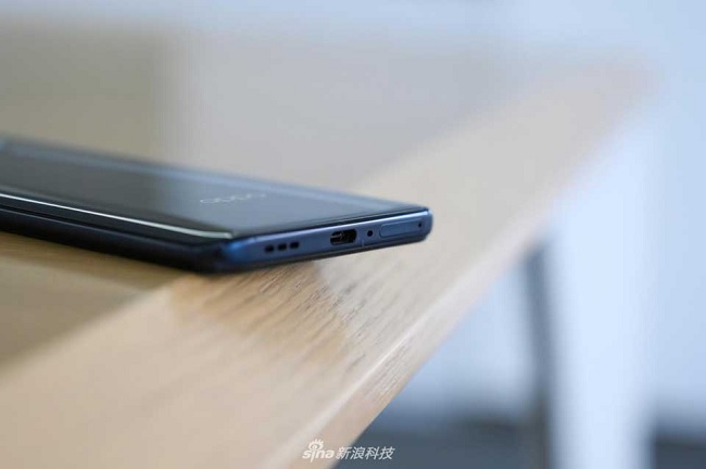 Ace2 đi kèm viên pin 4.000mAh, hỗ trợ sạc nhanh có dây công suất 65W, không dây 40W. Ngoài ra, máy cũng đạt chuẩn sạc không dây Qi ở công suất 10W, hỗ trợ sạc ngược 10W cho các thiết bị khác