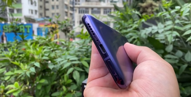 Phần đáy máy được trang bị thêm 1 mic thoại, cổng USB-C và loa ngoài