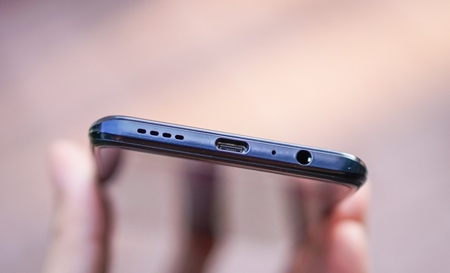 Cạnh đáy máy là jack cắm tai nghe, cổng USB-C, loa ngoài, micro