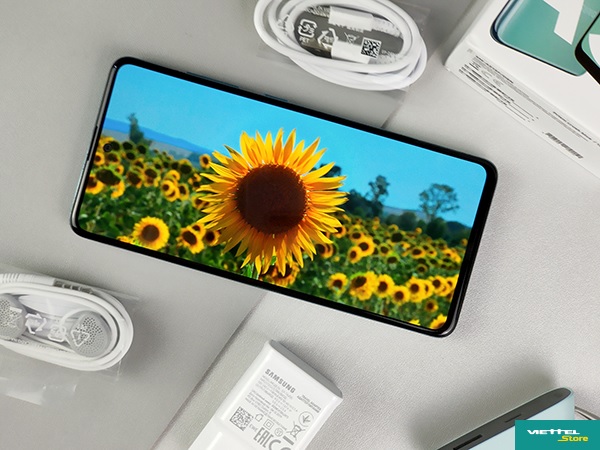 Galaxy A51 sở hữu màn hình “đục lỗ” thương hiệu của Samsung Galaxy Note 10