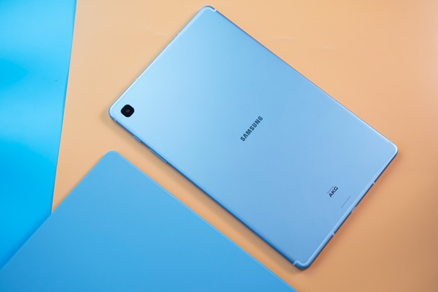 Samsung Galaxy Tab S6 Lite mang thiết kế mỏng nhẹ, dễ mang theo bên mình