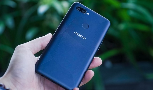 OPPO A12 khá nhẹ vì sử dụng chất liệu nhựa