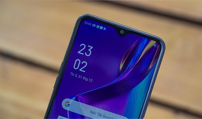 Camera selfie 5MP được đặt vào trong notch hình giọt nước