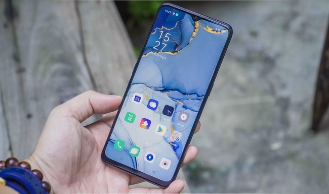 OPPO Reno3 sở hữu thiết kế quen thuộc với màn hình “giọt nước” thay vì lựa chọn cơ chế trượt như các model Reno trước đó