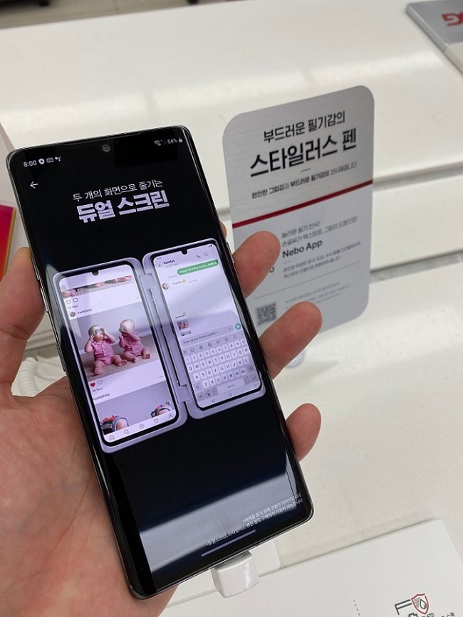 Cạnh trái có phím tăng giảm âm lượng và 1 phím khác có thể là phím nguồn hoặc cảm biến vân tay