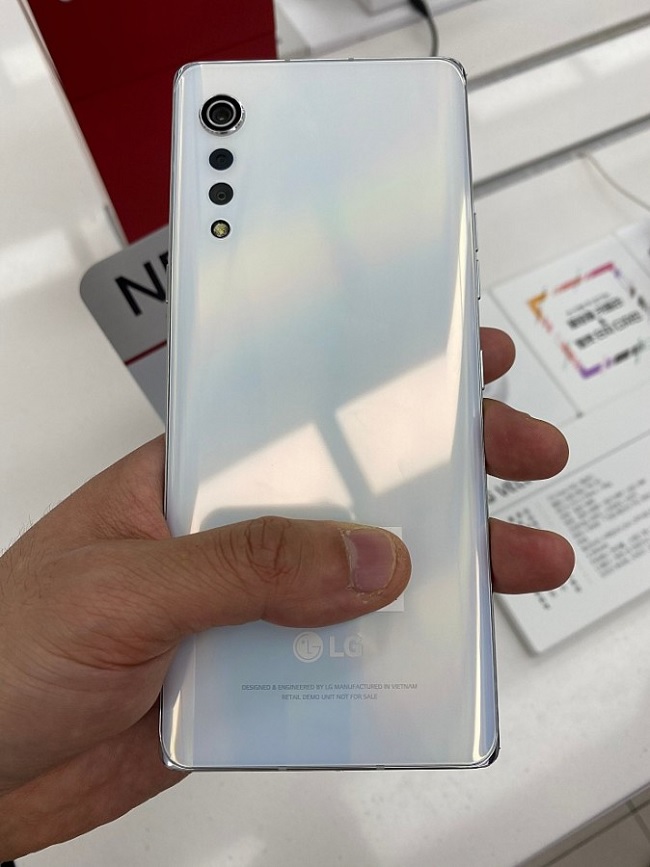 Camera chính lồi lên và to nhất so với 3 camera còn lại
