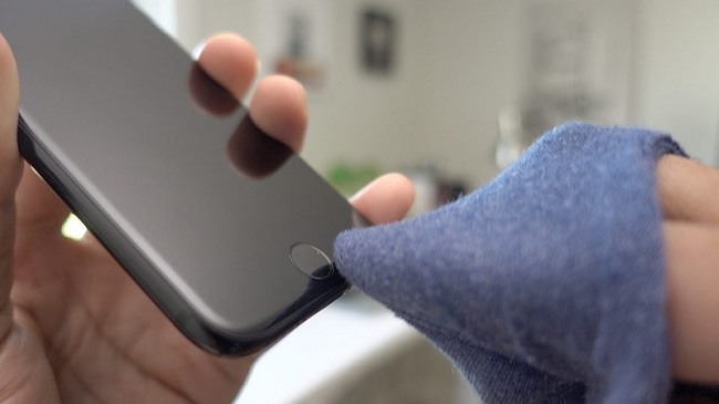 Vệ sinh nút Home giúp khắc phục lỗi nút Home trên iPhone, iPad