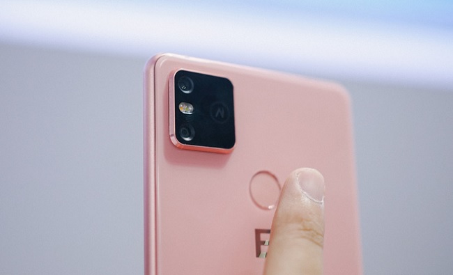 Mặt lưng sở hữu cụm camera kép cùng tính năng nhận diện vân tay