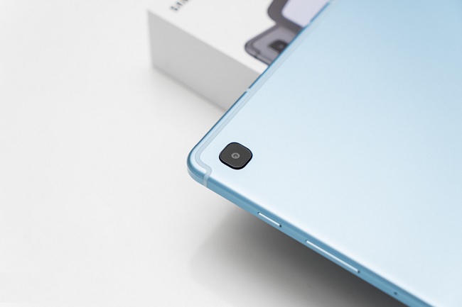 Galaxy Tab S6 Lite và iPad 10.2 đều có camera sau giống nhau