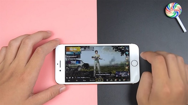 Thiết kế cũ của iPhone SE 2020 với 2 viền cạnh trên dưới đều dày giúp chơi game dễ dàng hơn